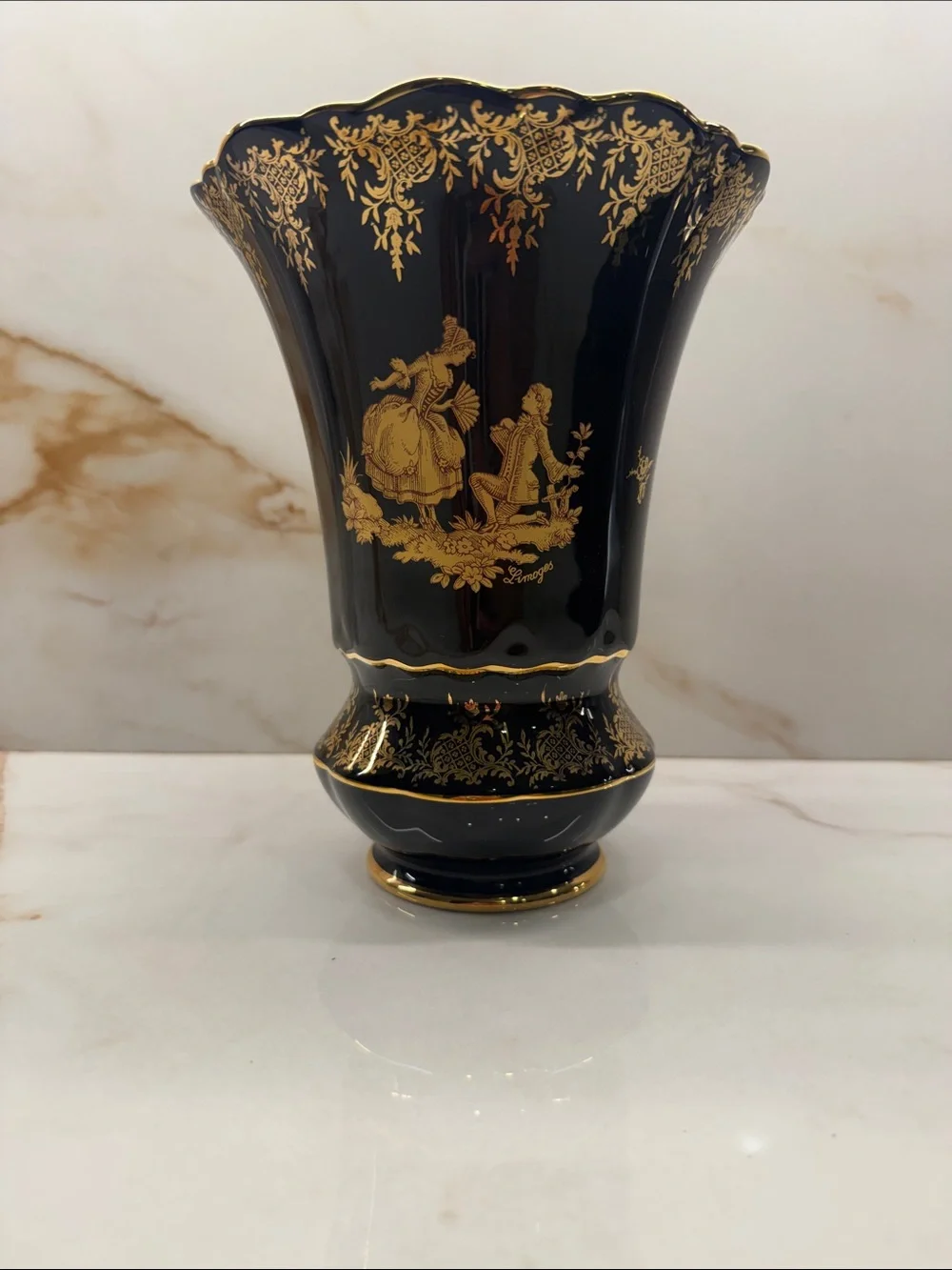 Elegant Black and Gold Decorative Vase - Classic Home Accent